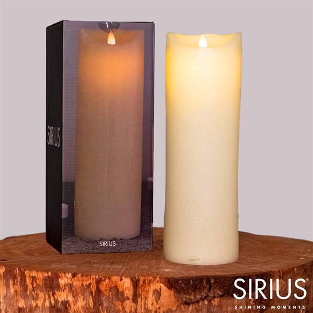 Sirius Sara bloklys Ø 10 x 30 cm, mandelfarvet, og med bevægelig flamme SIR50023